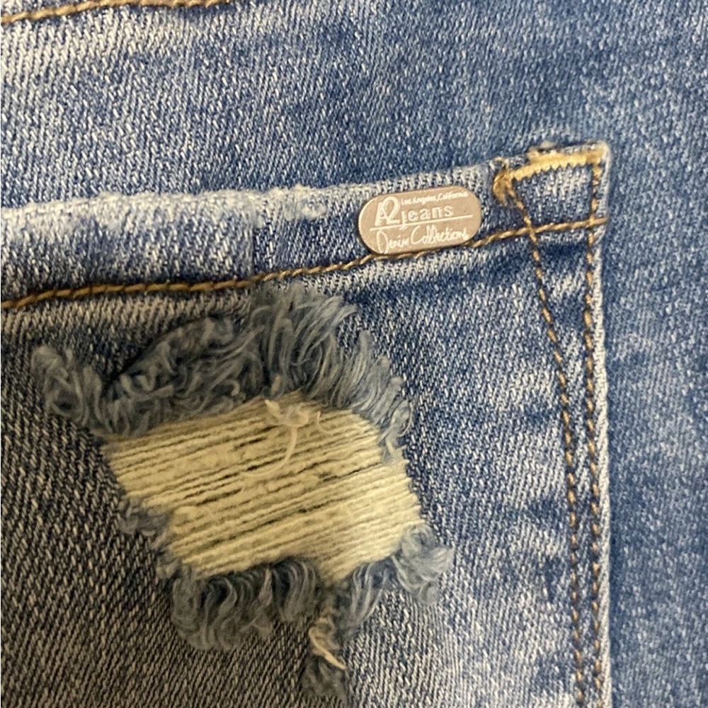 Distressed Cropped/ Capri Size 3 - Picture 6 of 12